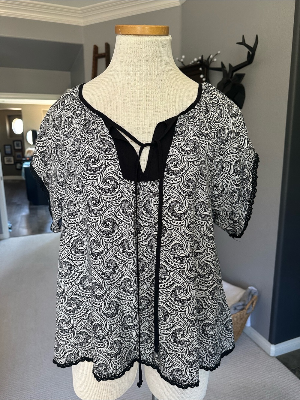 En Crème Paisley Tie-Neck Top, size large - Picture 4 of 9